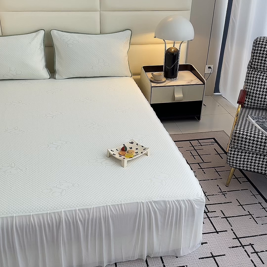 91家纺网 家纺一手货源 找家纺 七里香 2026新款提花冰豆豆床裙款凉席三件套四件套 床裙款小熊-绿