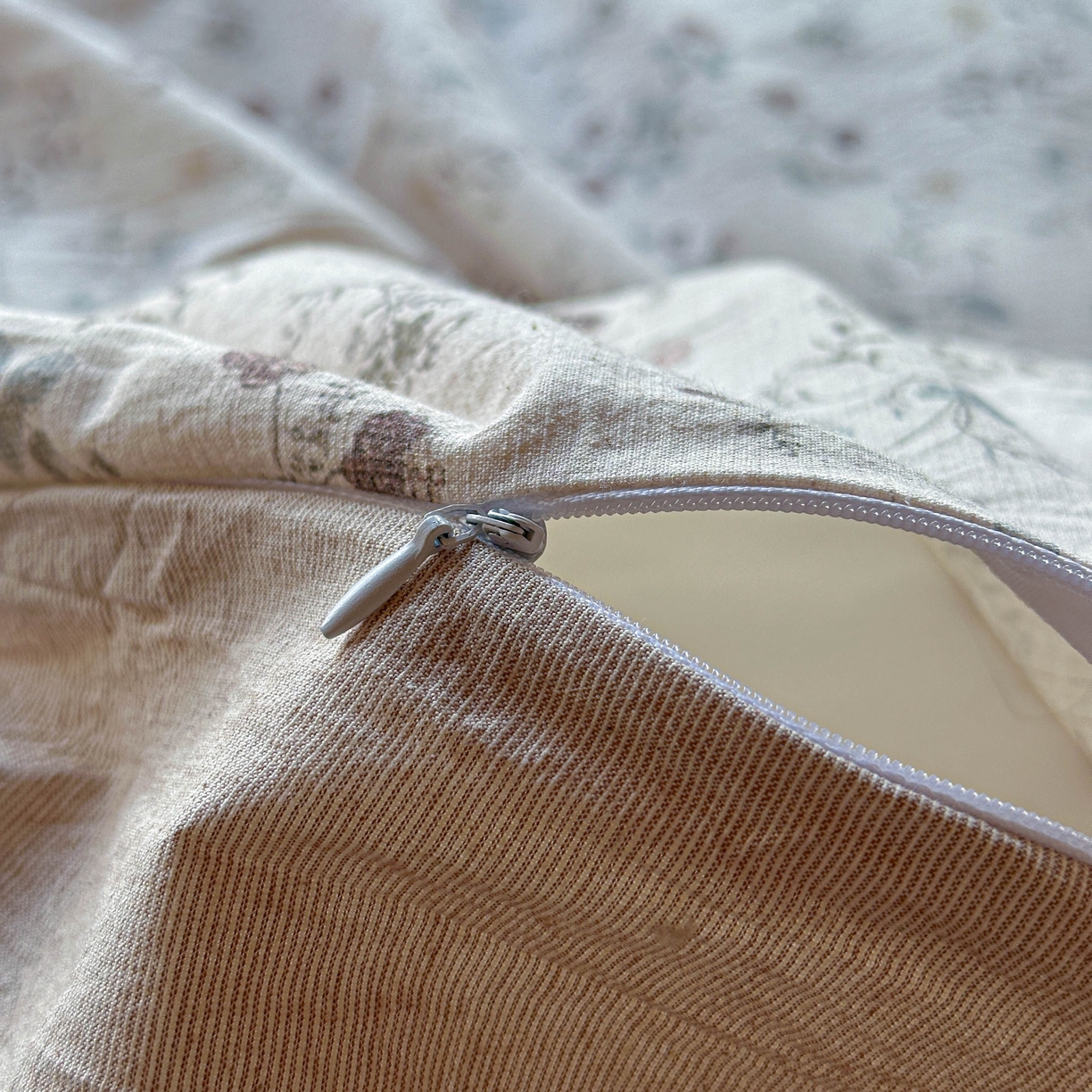 91家纺网 家纺一手货源 找家纺 孑寐家纺 2026新款亲肤舒适全棉棉麻单床盖床盖单件 红唇之吻