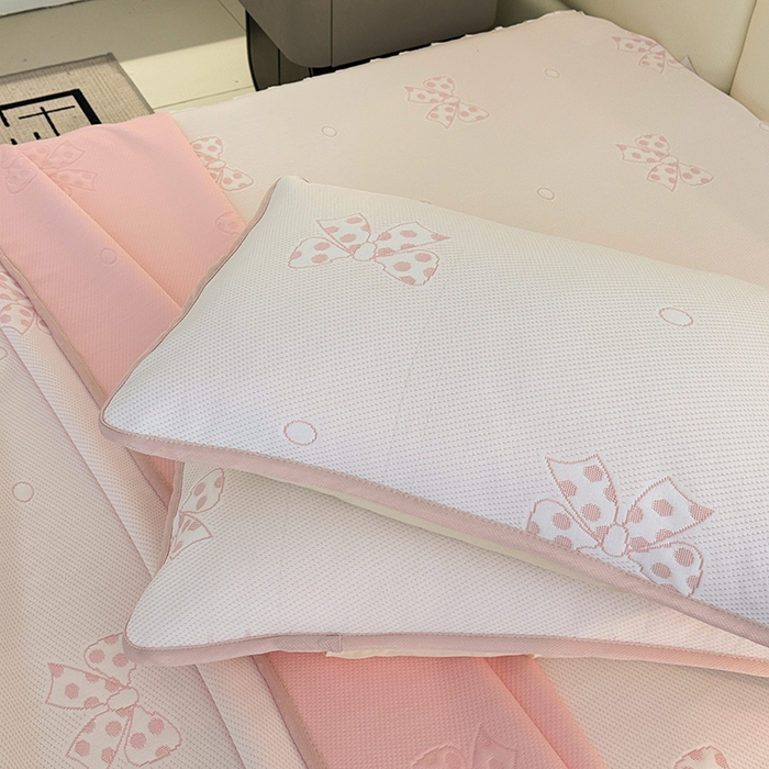 91家纺网 家纺一手货源 找家纺 七里香 2026新款提花冰豆豆床裙款凉席三件套四件套 床裙款蝴蝶结-粉