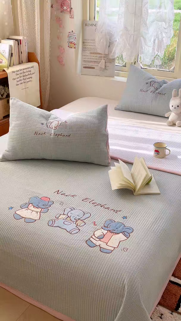 91家纺网 家纺一手货源 找家纺 萌飞 2026直播热款贴布绣加厚仿棉古法水洗棉夹棉床盖 吉象三宝