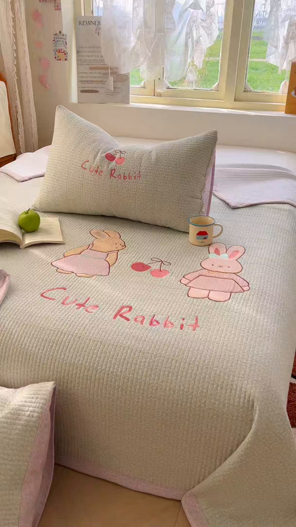 91家纺网 家纺一手货源 找家纺 （总）萌飞 2026直播热款贴布绣加厚仿棉古法水洗棉夹棉床盖