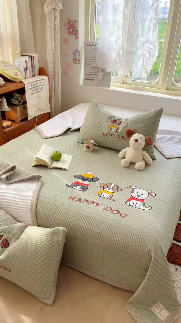 91家纺网 家纺一手货源 找家纺 萌飞 2026直播热款贴布绣加厚仿棉古法水洗棉夹棉床盖 旺财狗狗