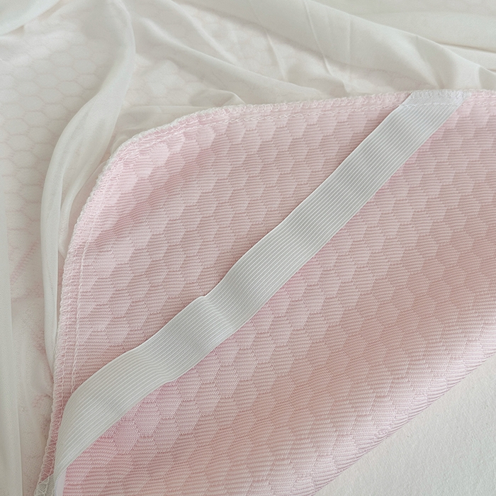 91家纺网 家纺一手货源 找家纺 七里香 2026新款提花冰豆豆床裙款凉席三件套四件套 床裙款小熊-粉