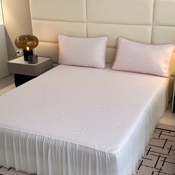 91家纺网 家纺一手货源 找家纺 七里香 2026新款提花冰豆豆床裙款凉席三件套四件套 床裙款小熊-粉