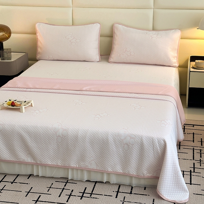 91家纺网 家纺一手货源 找家纺 七里香 2026新款提花冰豆豆床裙款凉席三件套四件套 床裙款小熊-粉