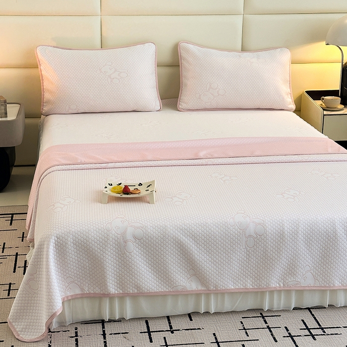 91家纺网 家纺一手货源 找家纺 七里香 2026新款提花冰豆豆床裙款凉席三件套四件套 床裙款小熊-粉