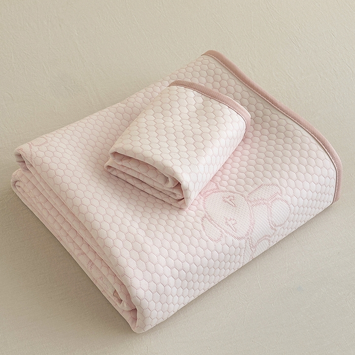 91家纺网 家纺一手货源 找家纺 七里香 2026新款提花冰豆豆床裙款凉席三件套四件套 床裙款小熊-粉