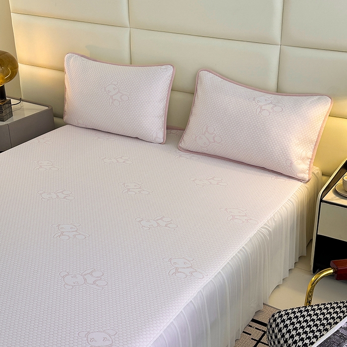 91家纺网 家纺一手货源 找家纺 七里香 2026新款提花冰豆豆床裙款凉席三件套四件套 床裙款小熊-粉