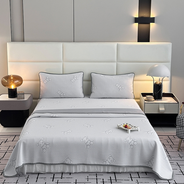 91家纺网 家纺一手货源 找家纺 七里香 2026新款提花冰豆豆床裙款凉席三件套四件套 床裙款小熊-灰