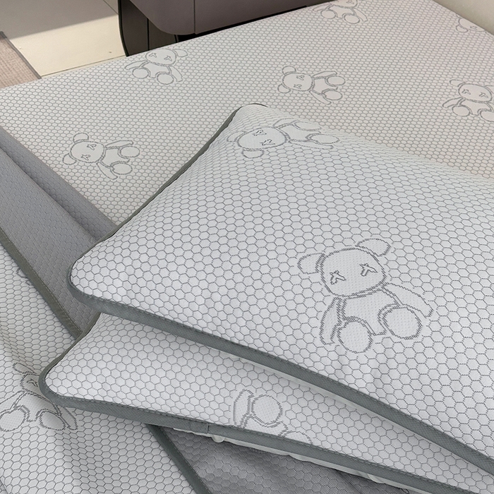 91家纺网 家纺一手货源 找家纺 七里香 2026新款提花冰豆豆床裙款凉席三件套四件套 床裙款小熊-灰