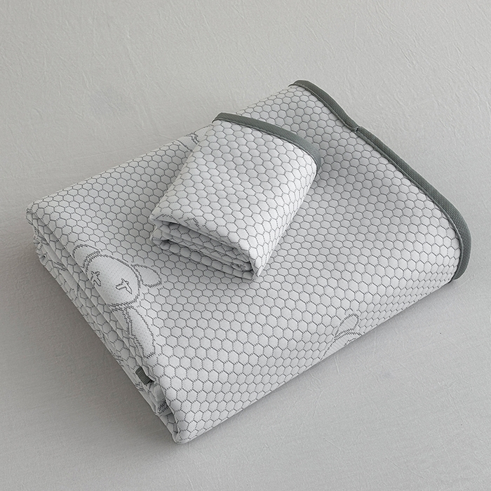 91家纺网 家纺一手货源 找家纺 七里香 2026新款提花冰豆豆床裙款凉席三件套四件套 床裙款小熊-灰