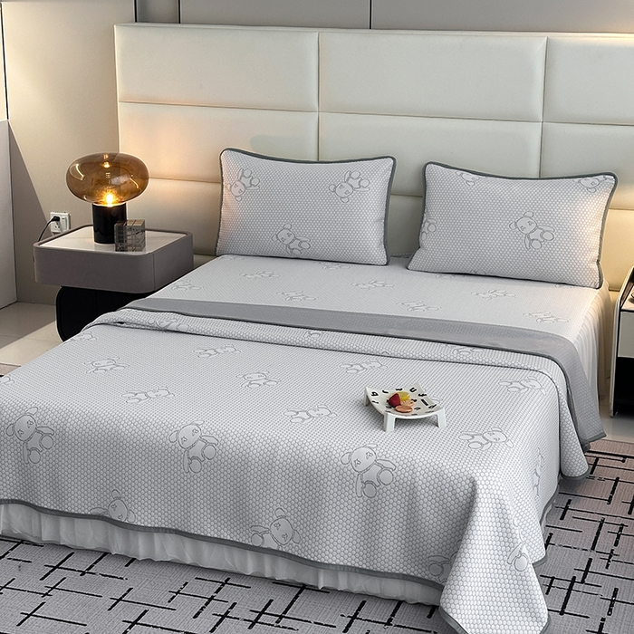 91家纺网 家纺一手货源 找家纺 七里香 2026新款提花冰豆豆床裙款凉席三件套四件套 床裙款小熊-灰