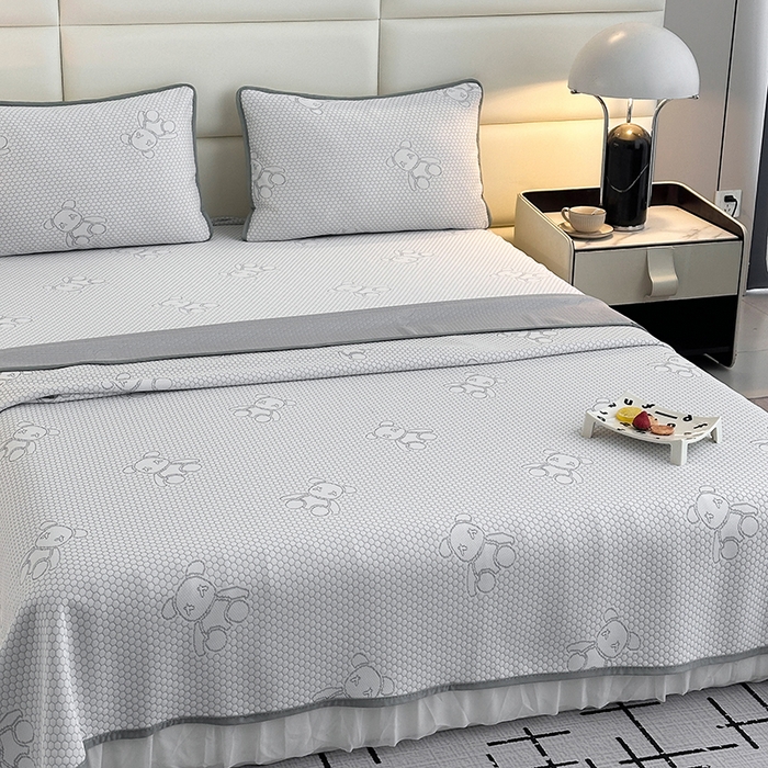 91家纺网 家纺一手货源 找家纺 七里香 2026新款提花冰豆豆床裙款凉席三件套四件套 床裙款小熊-灰