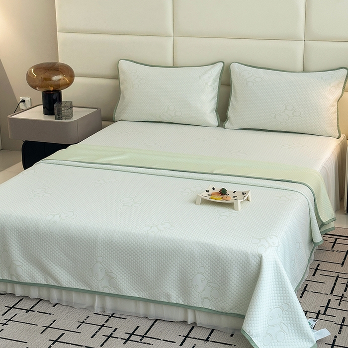 91家纺网 家纺一手货源 找家纺 七里香 2026新款提花冰豆豆床裙款凉席三件套四件套 床裙款小熊-绿