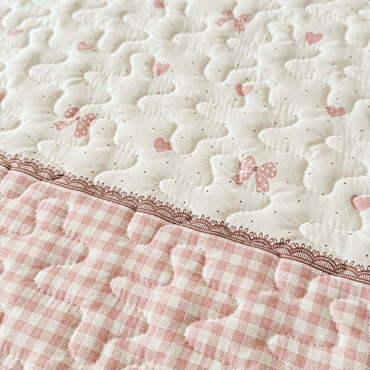 91家纺网 家纺一手货源 找家纺 雅眠居 2026新款直播爆款古法仿棉双层蕾丝花边床盖四件套 彩格-粉