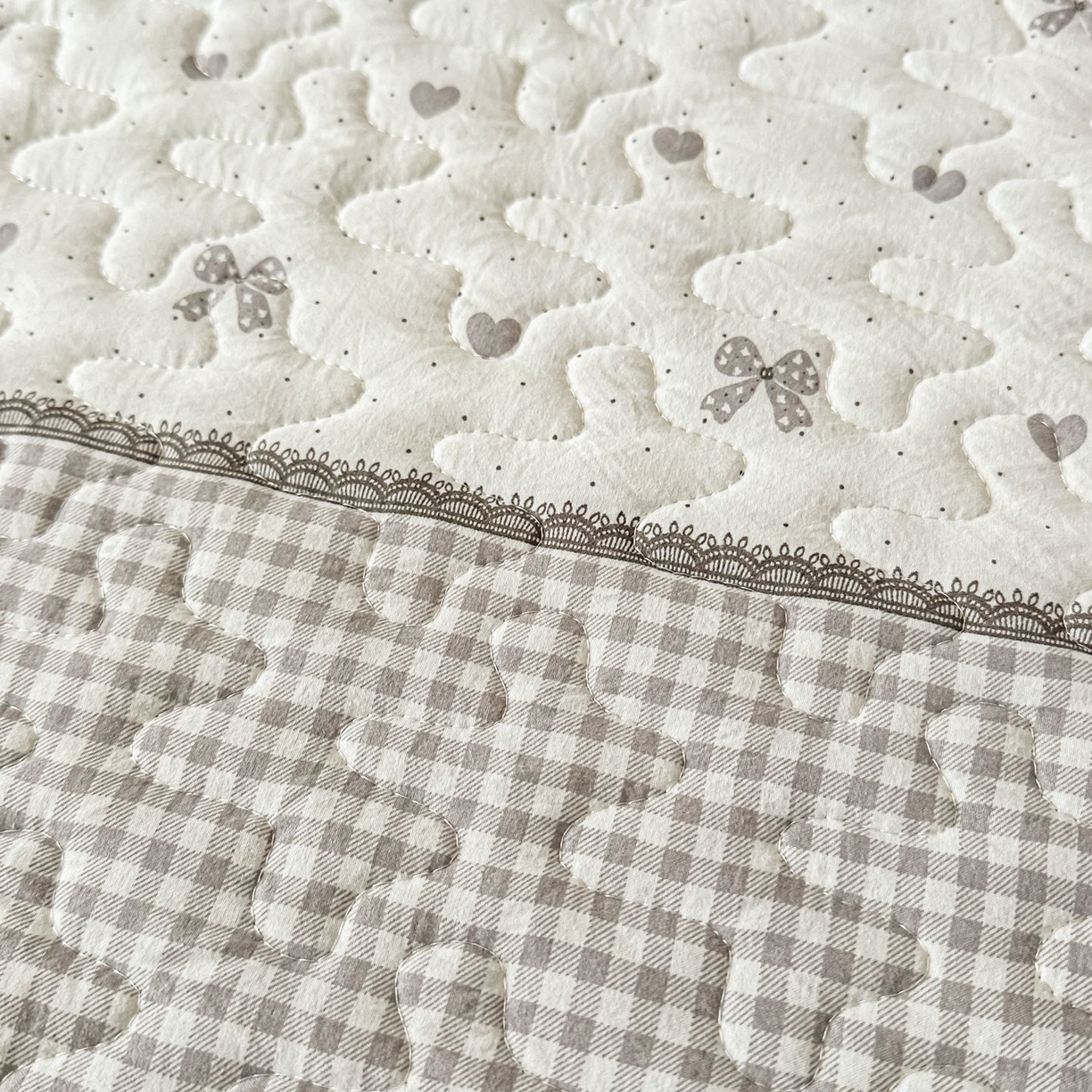 91家纺网 家纺一手货源 找家纺 雅眠居 2026新款直播爆款古法仿棉双层蕾丝花边床盖四件套 彩格-灰