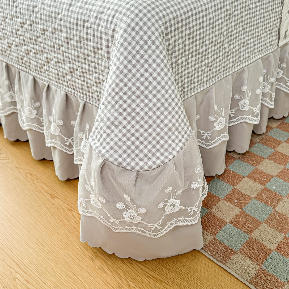 91家纺网 家纺一手货源 找家纺 雅眠居 2026新款直播爆款古法仿棉双层蕾丝花边床盖四件套 彩格-灰