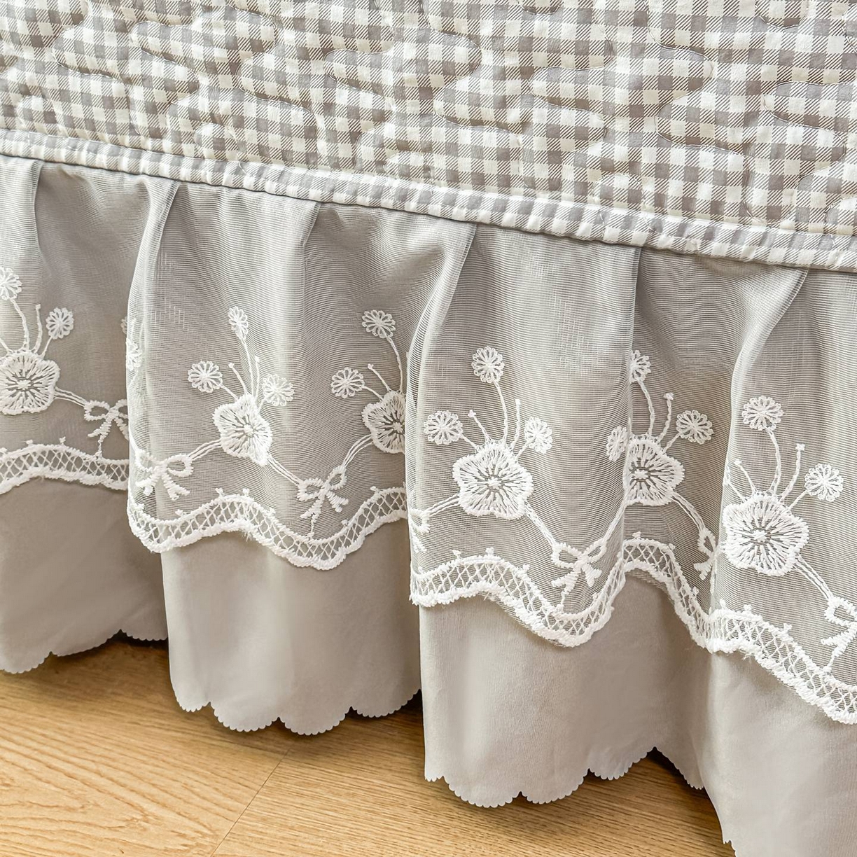 91家纺网 家纺一手货源 找家纺 雅眠居 2026新款直播爆款古法仿棉双层蕾丝花边床盖四件套 彩格-灰