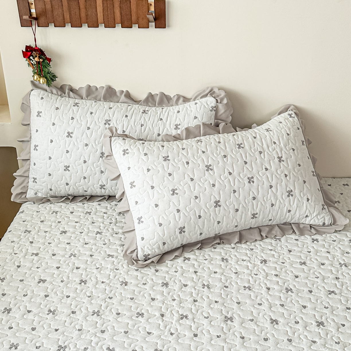 91家纺网 家纺一手货源 找家纺 雅眠居 2026新款直播爆款古法仿棉双层蕾丝花边床盖四件套 彩格-灰