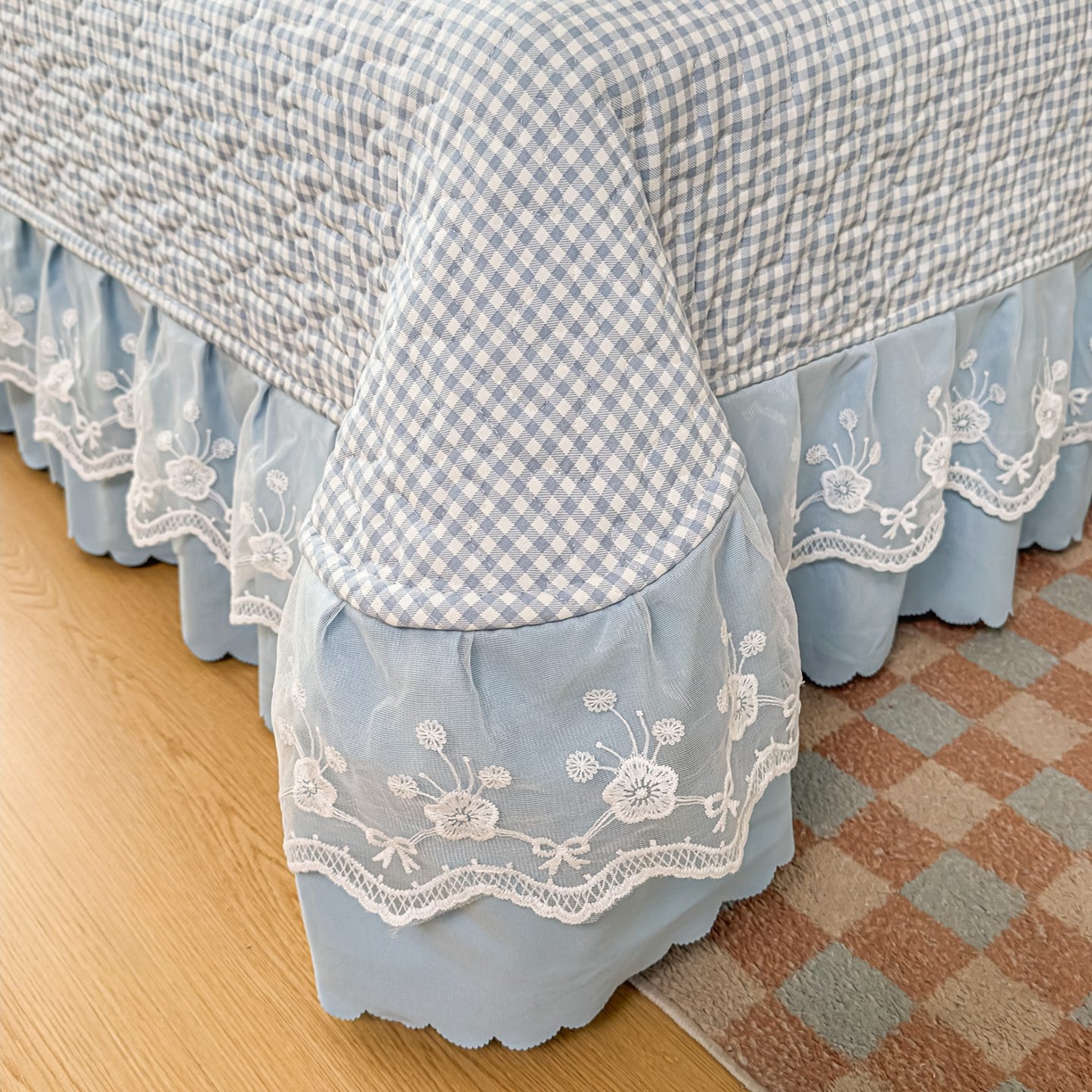 91家纺网 家纺一手货源 找家纺 雅眠居 2026新款直播爆款古法仿棉双层蕾丝花边床盖四件套 彩格-蓝