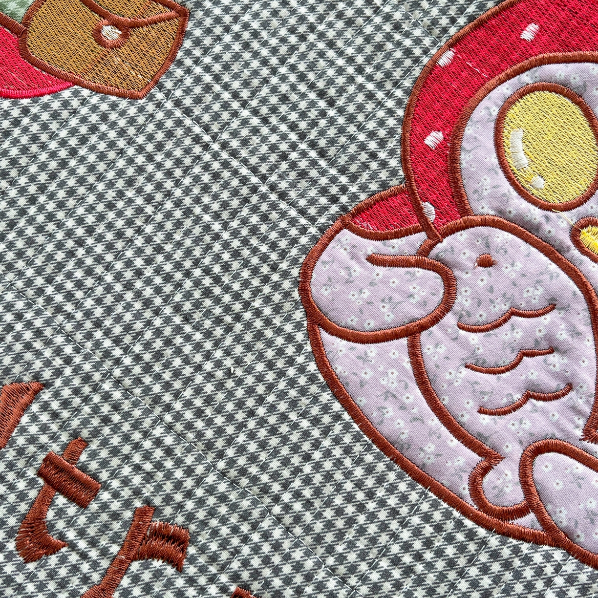 91家纺网 家纺一手货源 找家纺 萌飞 2026直播热款贴布绣加厚仿棉古法水洗棉夹棉床盖 奥特兄妹