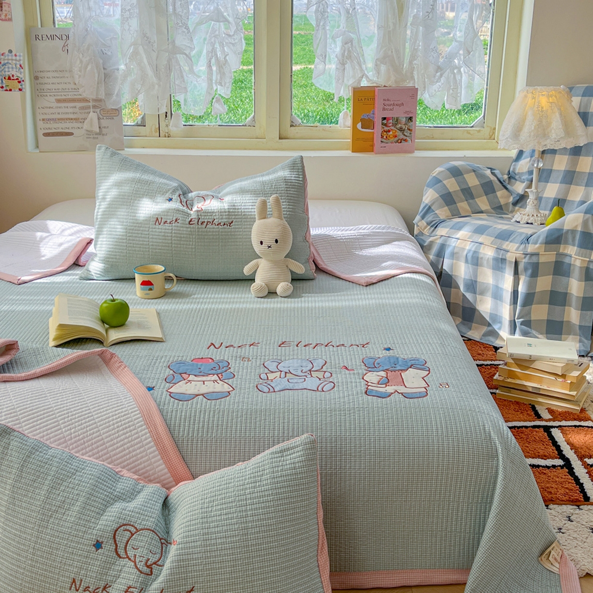 91家纺网 家纺一手货源 找家纺 萌飞 2026直播热款贴布绣加厚仿棉古法水洗棉夹棉床盖 吉象三宝