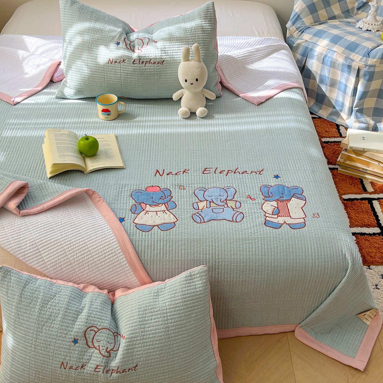 91家纺网 家纺一手货源 找家纺 萌飞 2026直播热款贴布绣加厚仿棉古法水洗棉夹棉床盖 吉象三宝