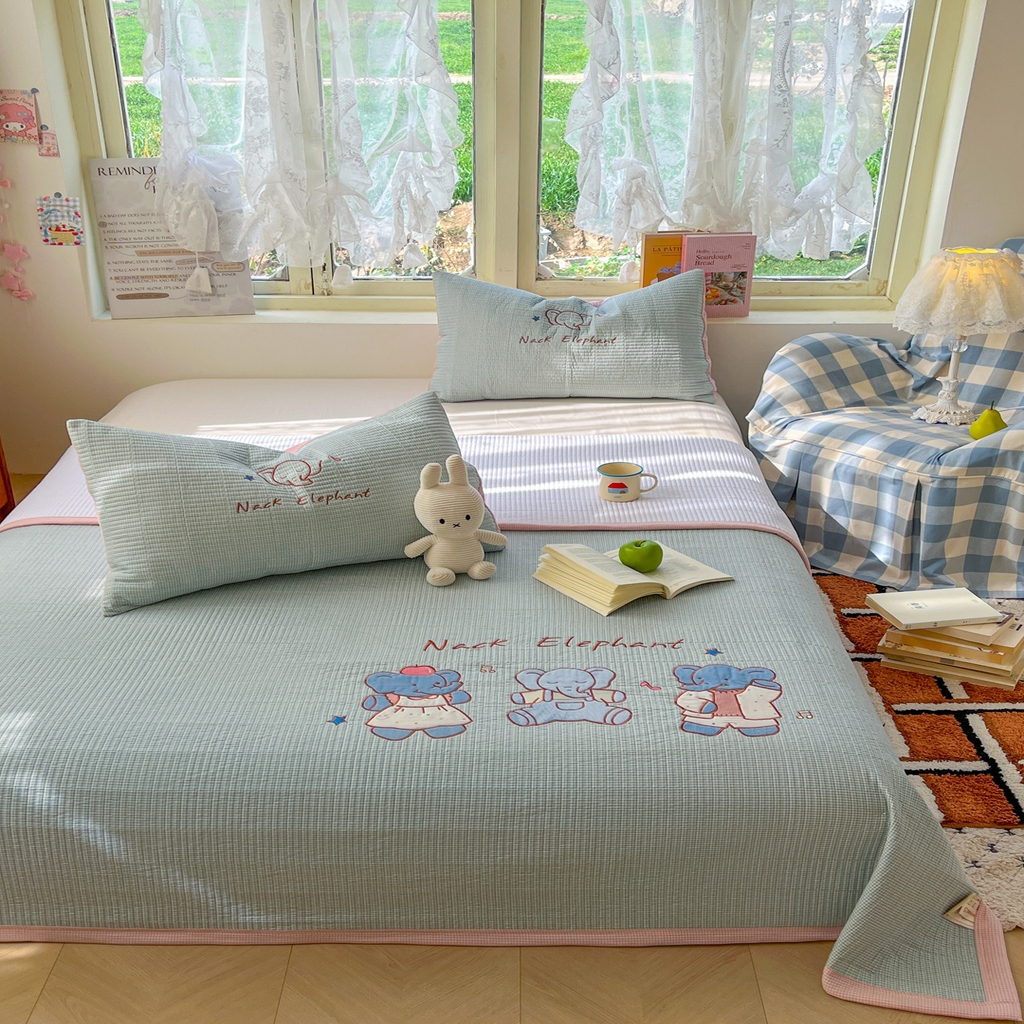 91家纺网 家纺一手货源 找家纺 萌飞 2026直播热款贴布绣加厚仿棉古法水洗棉夹棉床盖 吉象三宝