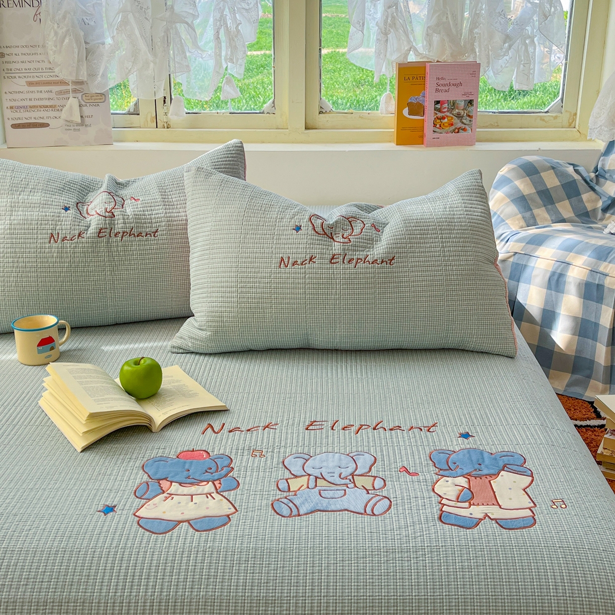 91家纺网 家纺一手货源 找家纺 萌飞 2026直播热款贴布绣加厚仿棉古法水洗棉夹棉床盖 吉象三宝