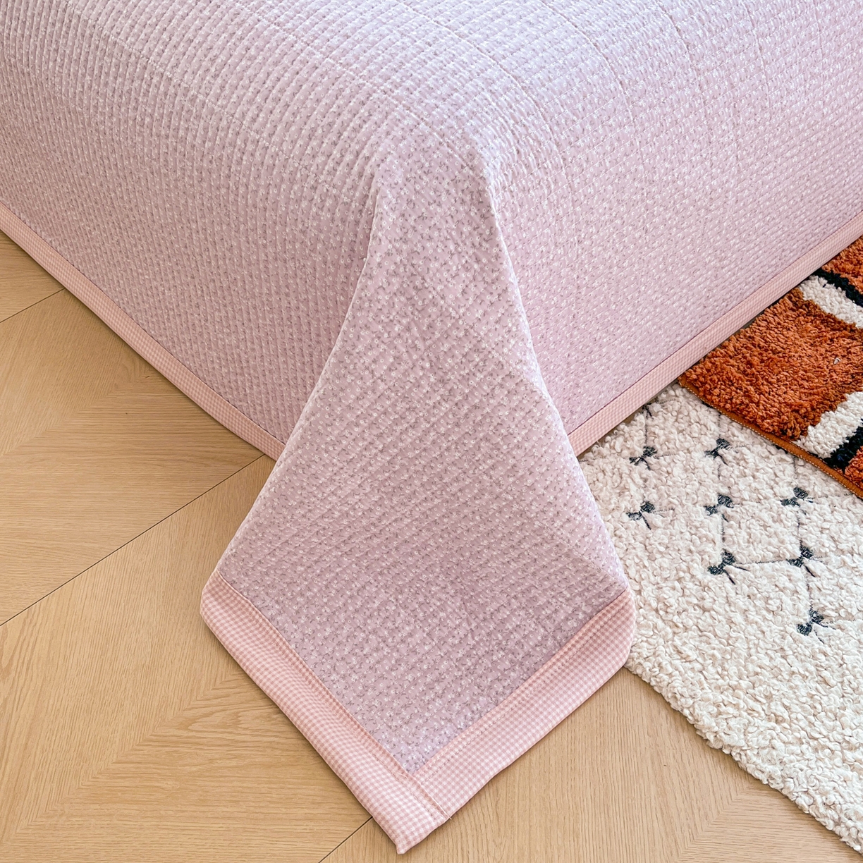 91家纺网 家纺一手货源 找家纺 萌飞 2026直播热款贴布绣加厚仿棉古法水洗棉夹棉床盖 美小蒂