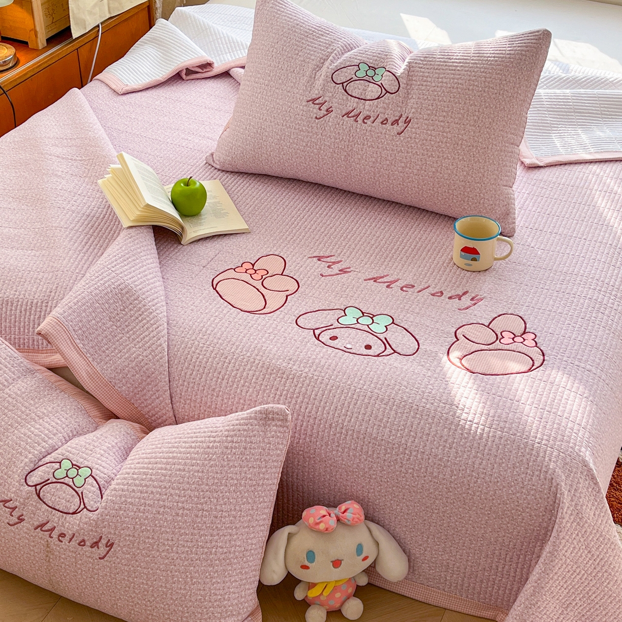 91家纺网 家纺一手货源 找家纺 萌飞 2026直播热款贴布绣加厚仿棉古法水洗棉夹棉床盖 美小蒂