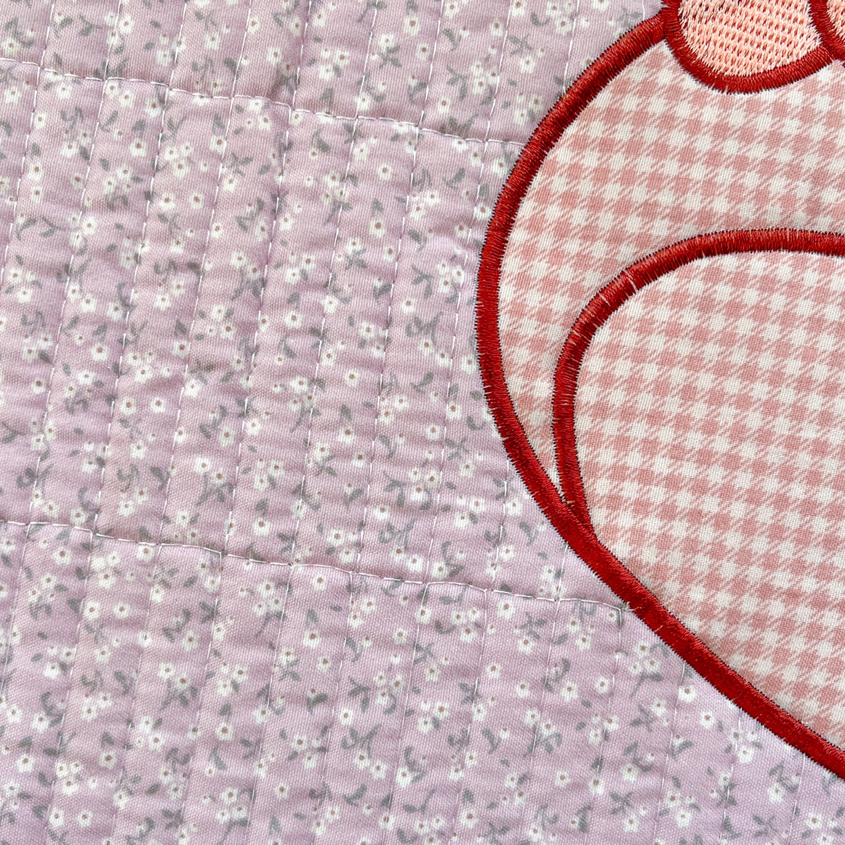 91家纺网 家纺一手货源 找家纺 萌飞 2026直播热款贴布绣加厚仿棉古法水洗棉夹棉床盖 美小蒂