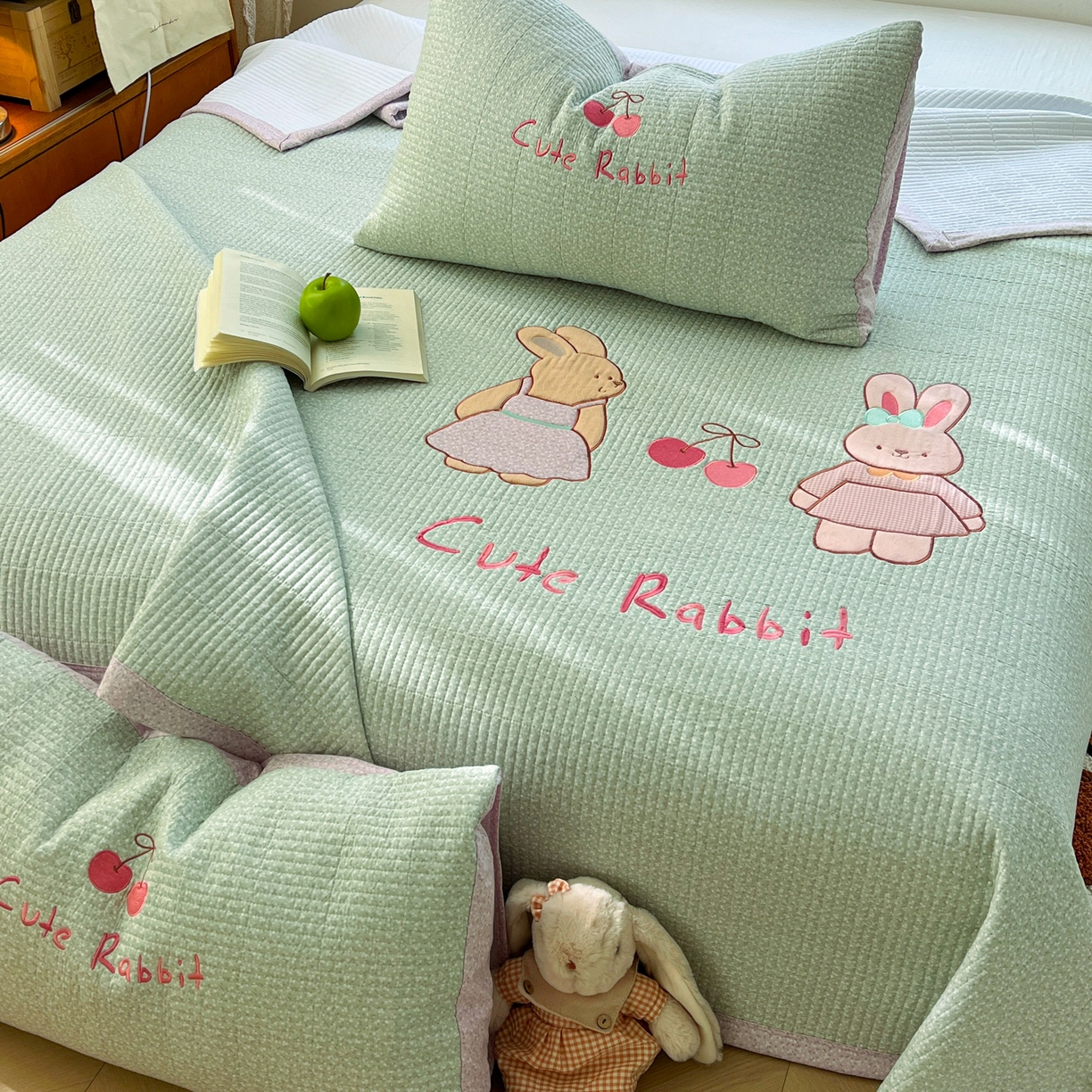 91家纺网 家纺一手货源 找家纺 萌飞 2026直播热款贴布绣加厚仿棉古法水洗棉夹棉床盖 萌萌兔绿