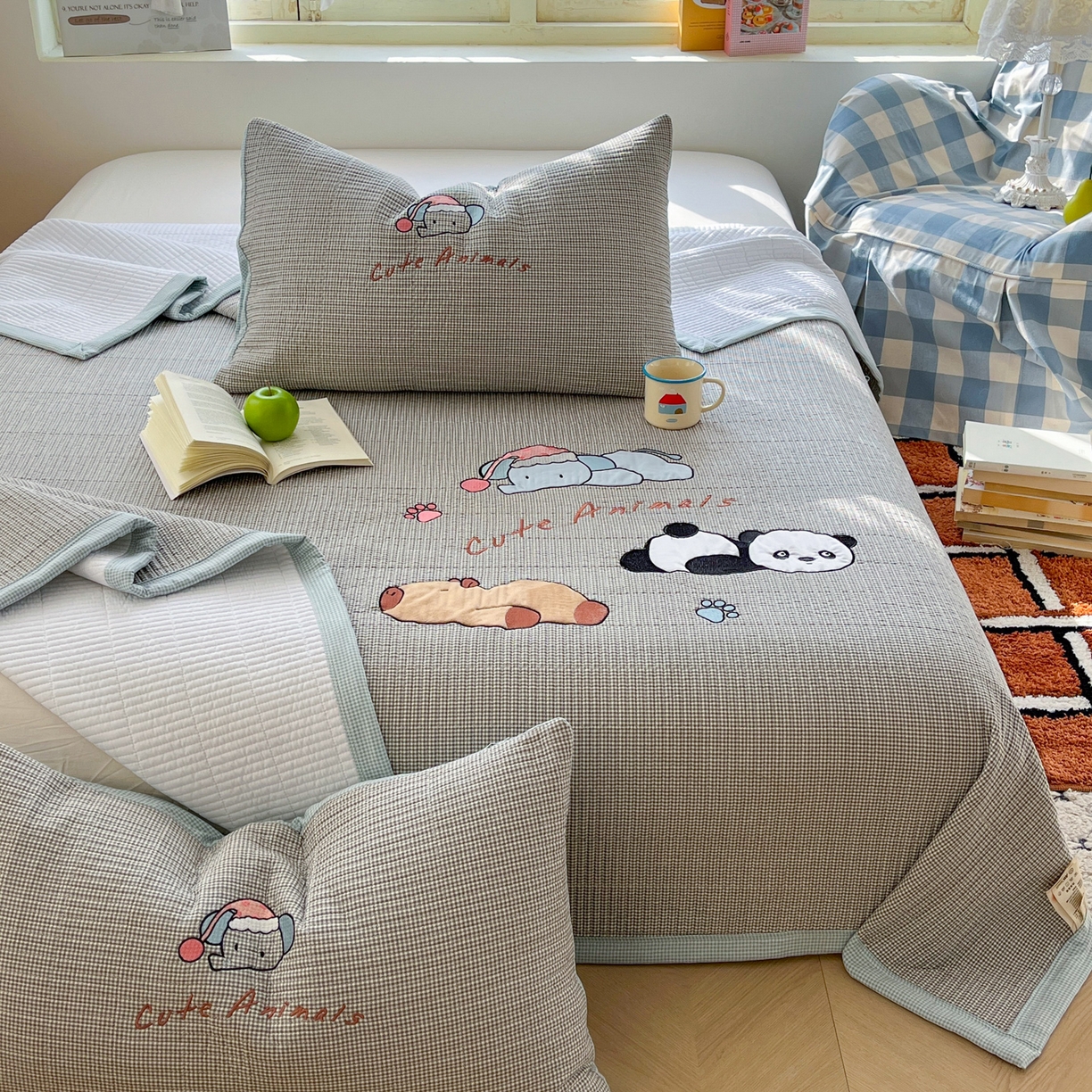 91家纺网 家纺一手货源 找家纺 萌飞 2026直播热款贴布绣加厚仿棉古法水洗棉夹棉床盖 熊猫卡皮