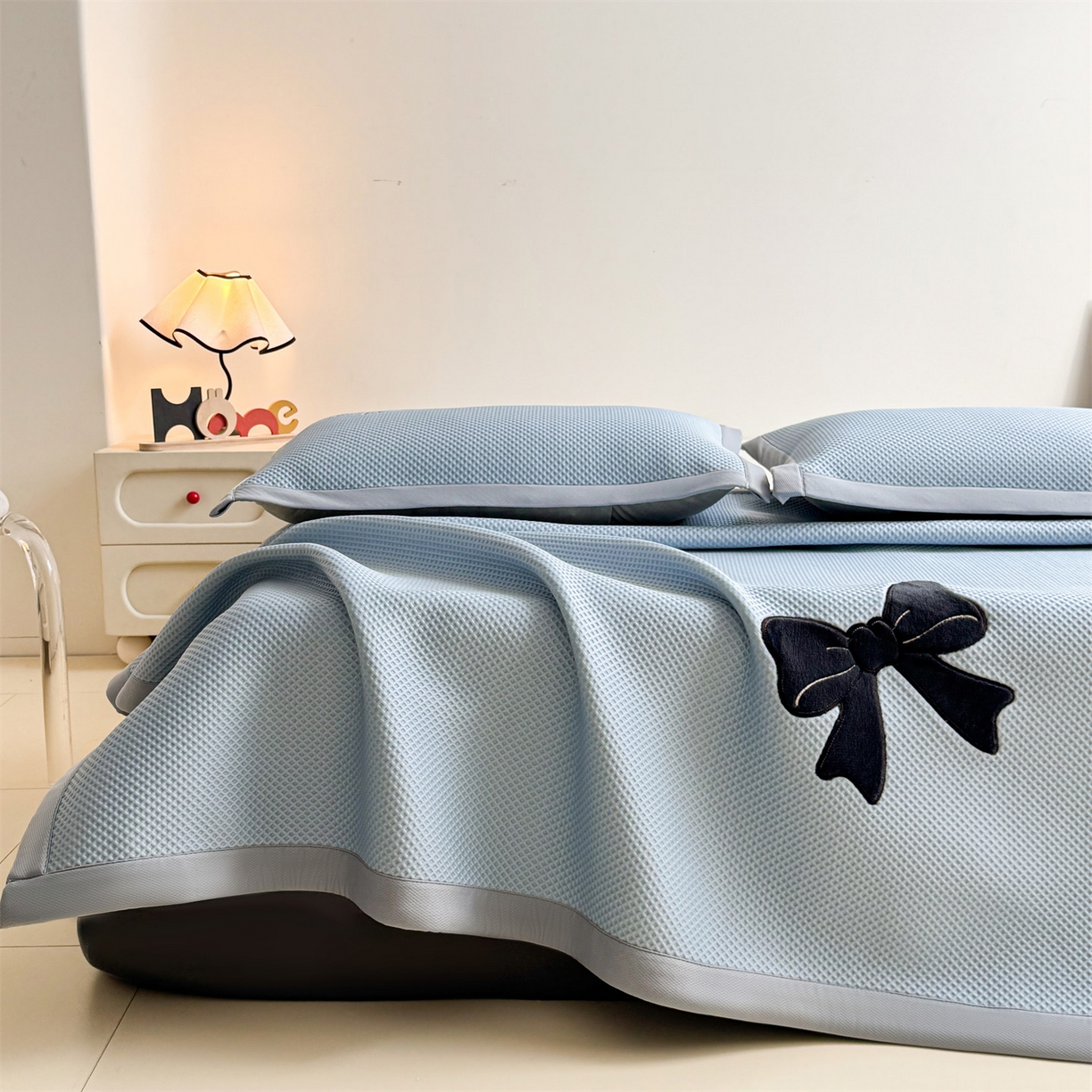 91家纺网 家纺一手货源 找家纺 （总）雯豆家纺 2026春夏新款PE中分子豆豆凉席平铺席子三件套可水洗-墨蝶