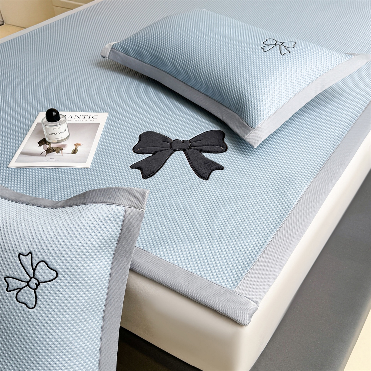 91家纺网 家纺一手货源 找家纺 （总）雯豆家纺 2026春夏新款PE中分子豆豆凉席平铺席子三件套可水洗-墨蝶