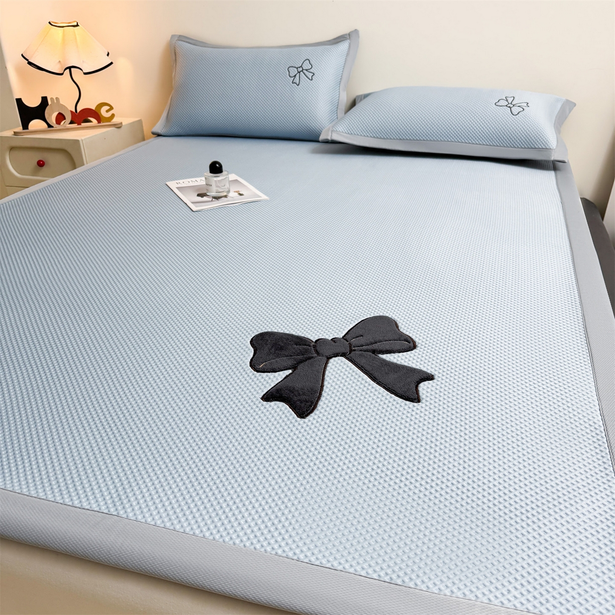 91家纺网 家纺一手货源 找家纺 雯豆家纺 2026春夏新款PE中分子豆豆凉席平铺席子三件套可水洗-墨蝶 墨蝶-蓝