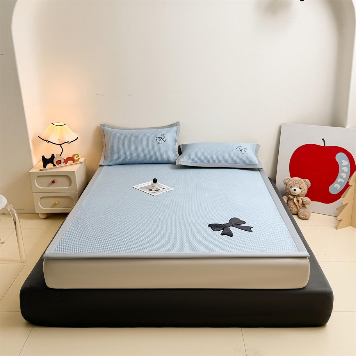 91家纺网 家纺一手货源 找家纺 雯豆家纺 2026春夏新款PE中分子豆豆凉席平铺席子三件套可水洗-墨蝶 墨蝶-蓝