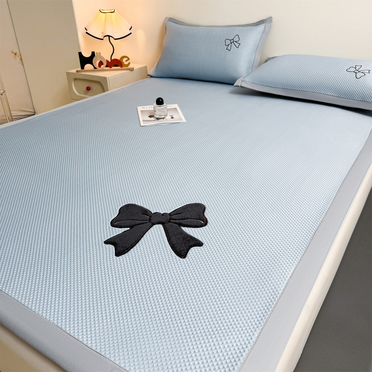 91家纺网 家纺一手货源 找家纺 雯豆家纺 2026春夏新款PE中分子豆豆凉席平铺席子三件套可水洗-墨蝶 墨蝶-蓝