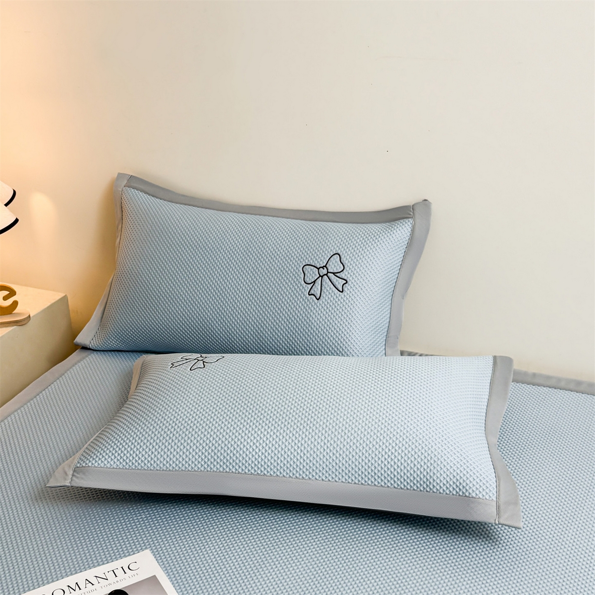 91家纺网 家纺一手货源 找家纺 雯豆家纺 2026春夏新款PE中分子豆豆凉席平铺席子三件套可水洗-墨蝶 墨蝶-蓝