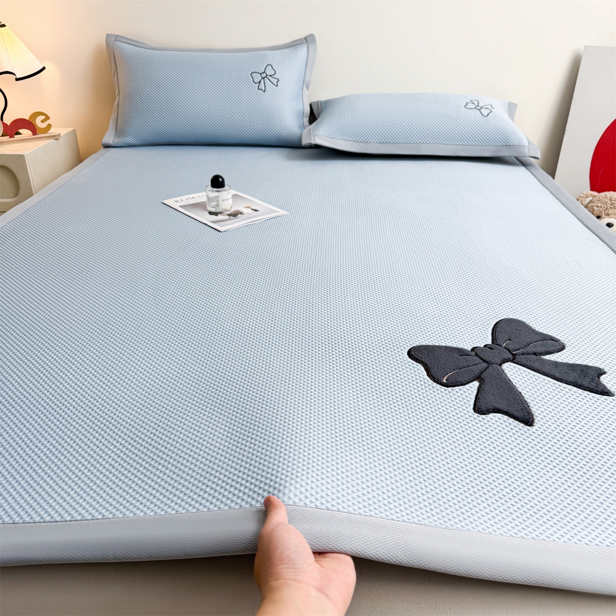 91家纺网 家纺一手货源 找家纺 雯豆家纺 2026春夏新款PE中分子豆豆凉席平铺席子三件套可水洗-墨蝶 墨蝶-蓝