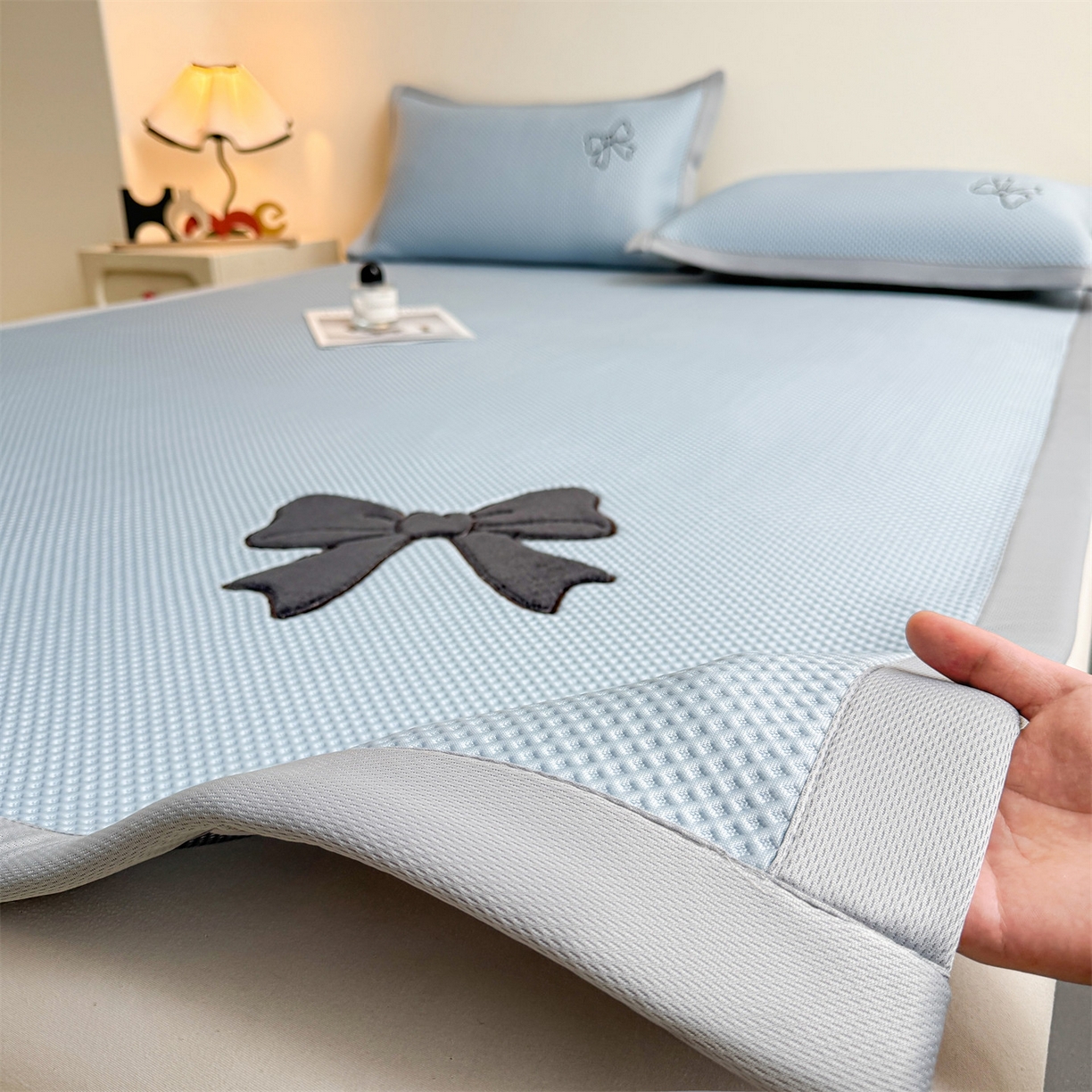 91家纺网 家纺一手货源 找家纺 雯豆家纺 2026春夏新款PE中分子豆豆凉席平铺席子三件套可水洗-墨蝶 墨蝶-蓝