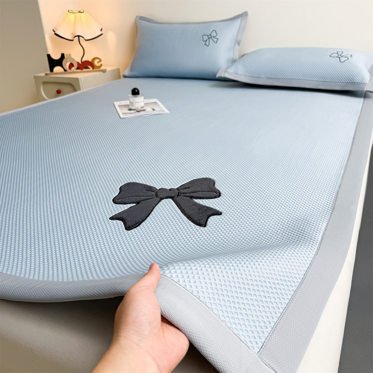 91家纺网 家纺一手货源 找家纺 雯豆家纺 2026春夏新款PE中分子豆豆凉席平铺席子三件套可水洗-墨蝶 墨蝶-蓝