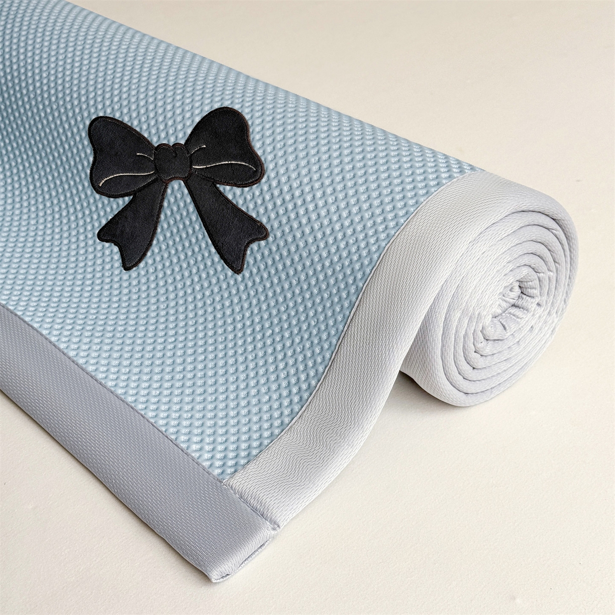 91家纺网 家纺一手货源 找家纺 雯豆家纺 2026春夏新款PE中分子豆豆凉席平铺席子三件套可水洗-墨蝶 墨蝶-蓝