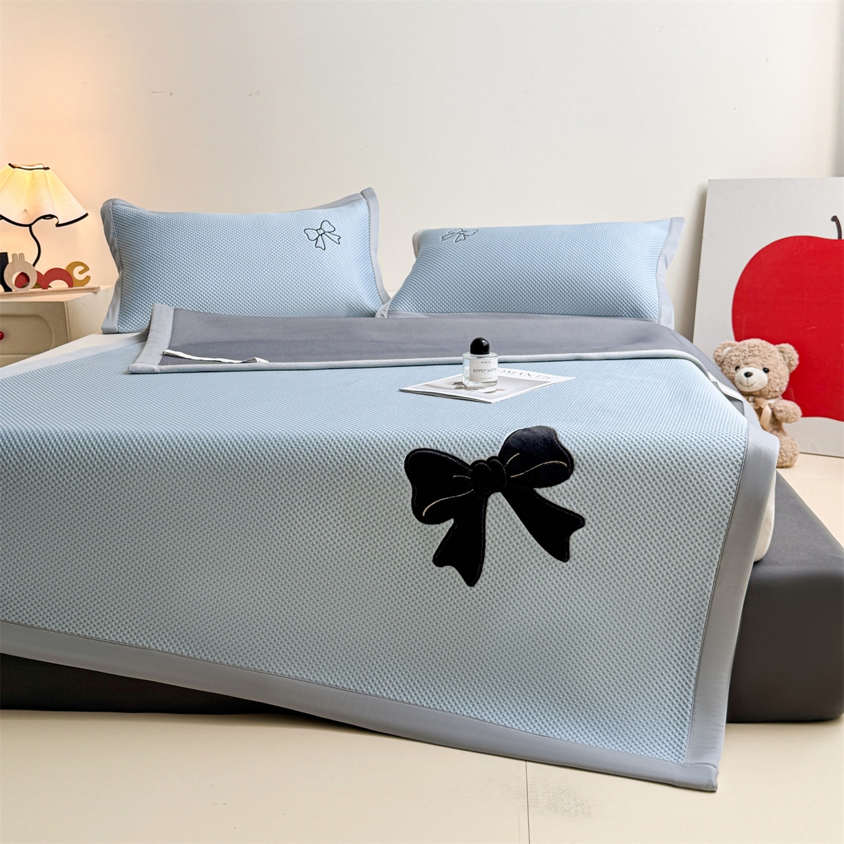 91家纺网 家纺一手货源 找家纺 雯豆家纺 2026春夏新款PE中分子豆豆凉席平铺席子三件套可水洗-墨蝶 墨蝶-蓝