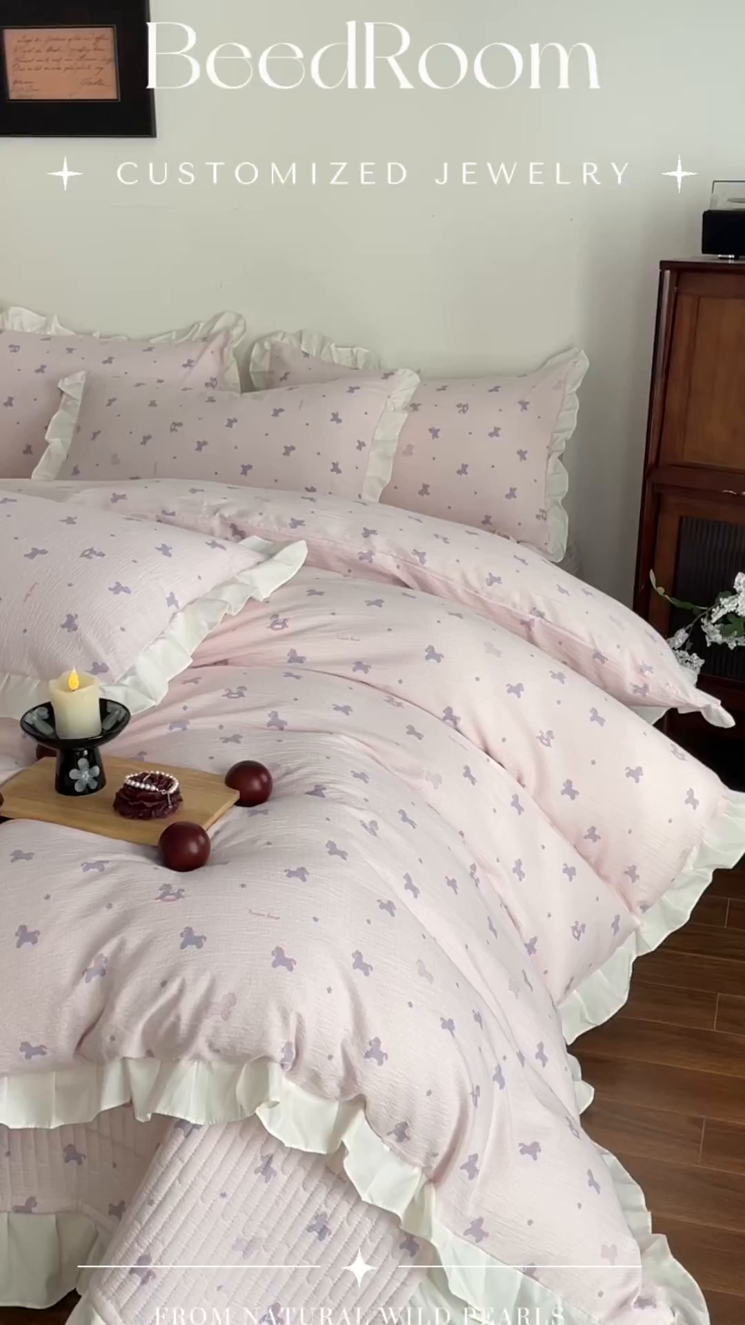 91家纺网 家纺一手货源 找家纺 同田家纺 2026新款云感双层纱花边床盖四件套 床盖-粉红木马