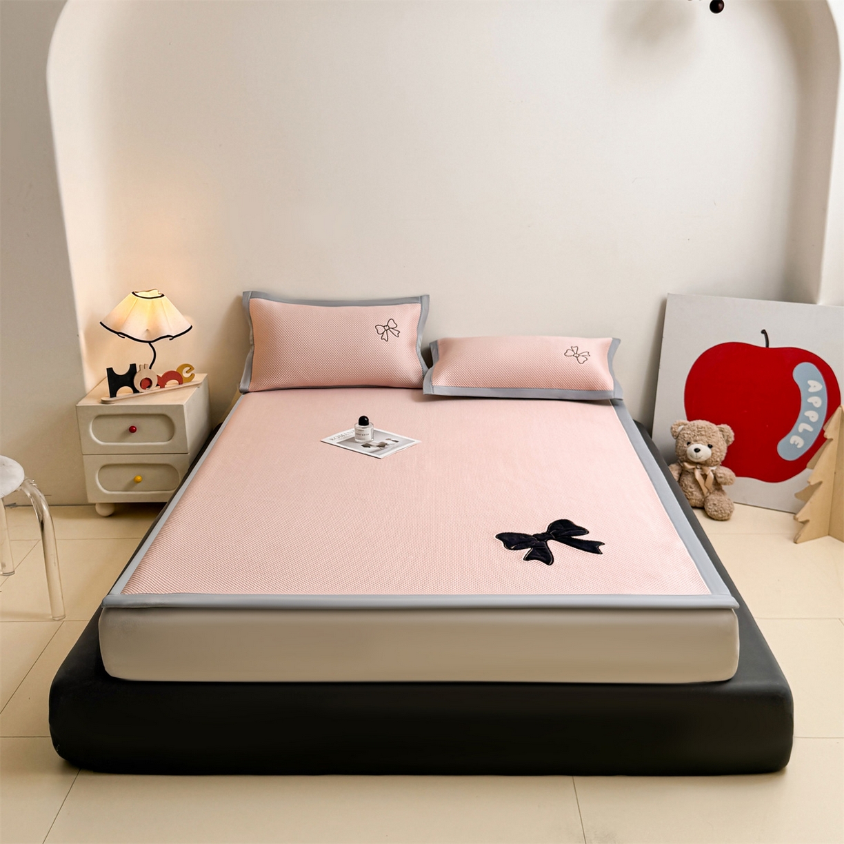 91家纺网 家纺一手货源 找家纺 雯豆家纺 2026春夏新款PE中分子豆豆凉席平铺席子三件套可水洗-墨蝶 墨蝶-粉