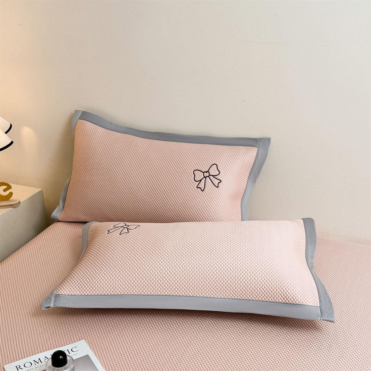 91家纺网 家纺一手货源 找家纺 雯豆家纺 2026春夏新款PE中分子豆豆凉席平铺席子三件套可水洗-墨蝶 墨蝶-粉