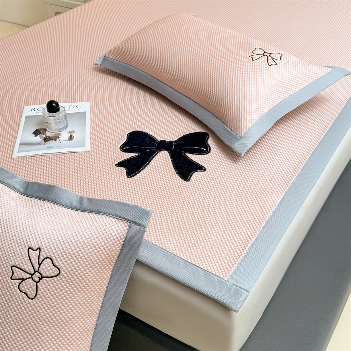 91家纺网 家纺一手货源 找家纺 雯豆家纺 2026春夏新款PE中分子豆豆凉席平铺席子三件套可水洗-墨蝶 墨蝶-粉