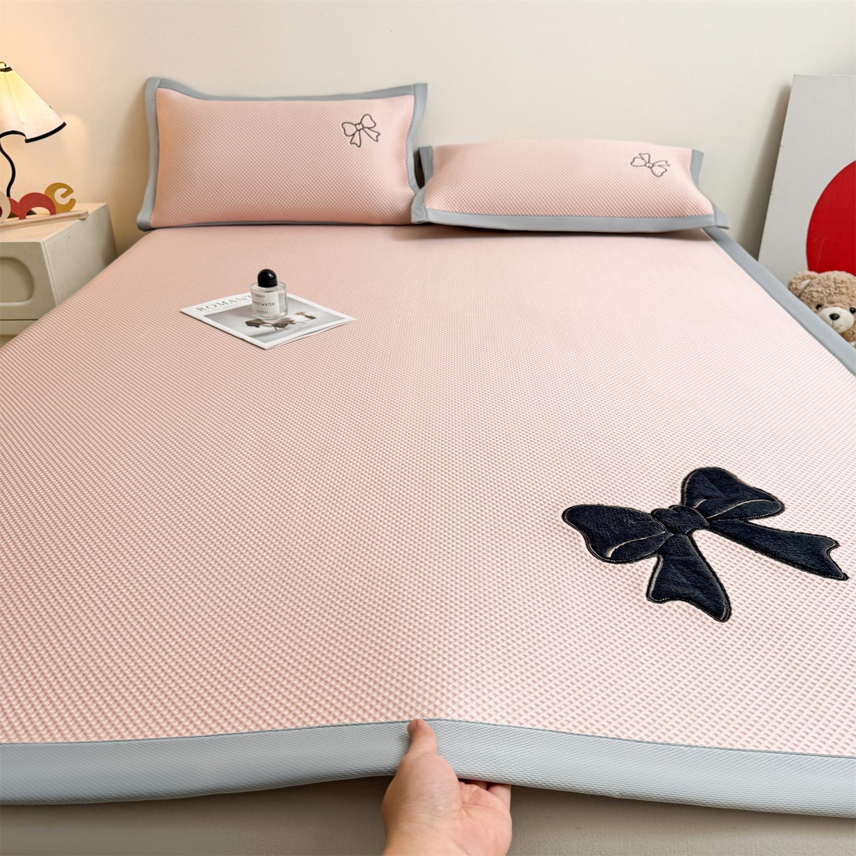 91家纺网 家纺一手货源 找家纺 雯豆家纺 2026春夏新款PE中分子豆豆凉席平铺席子三件套可水洗-墨蝶 墨蝶-粉